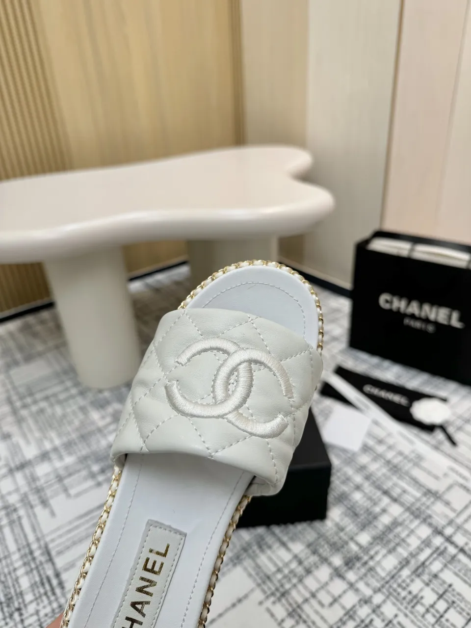 👟👟Ex-factory price 480👟👟 Top version Chanel Chanel - 2025 spring model, counter top double C sandals, this classic design; the extraordinary double C incorporates a variety of color elements... The diversified mix and match is very beautiful and versatile, very light on the foot, comfortable, super delicate and elegant, and can be used outdoors... ꫛꫀꪝ Go➫ Material: ❶Upper made of: Original imported sheepskin ❷Inner lining: Original sheepskin lining ❸Outsole based on: Original Italian genuine leather outsole Counter boutique packaging complete set for women 35–40 (customized for 41) 3 colors available (black, white, pink)